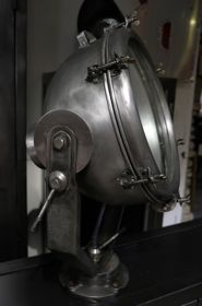 projecteur ancien de bateau